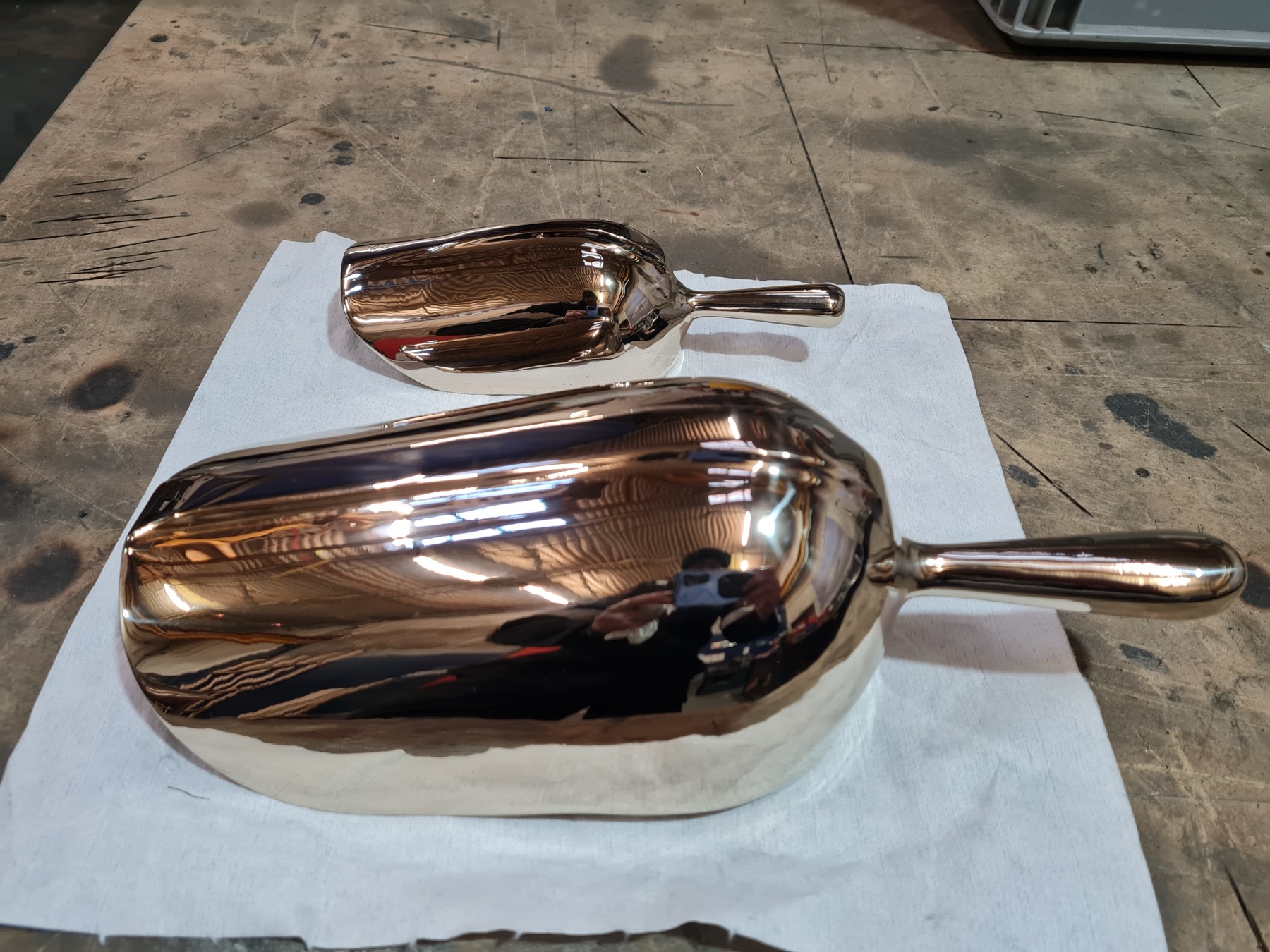 Mirror-polished bronze scoop